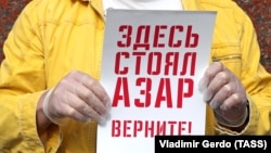 Пикет в поддержку Ильи Азара и Виктора Немытова, арестованных за пикет в поддержку Владимира Воронцова