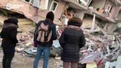 "Там внутри тридцать человек мертвых! Неужели наши власти ни на что не способны?"  "Там внутри тридцать человек мертвых! Неужели наши власти ни на что не способны?"