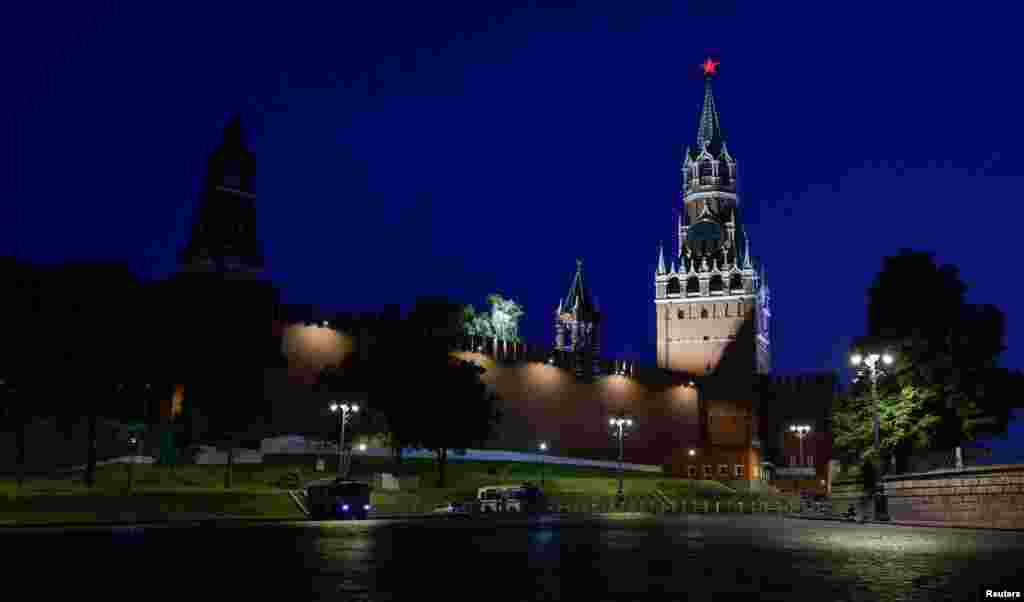 Владимир Путин в утреннем обращении назвал происходящее "изменой", "мятежом" и "ударом в спину"