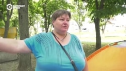 Семья из Харькова ночует в палатке у подъезда. Оставаться на ночь в поврежденной российскими снарядами квартире они боятся
 Семья из Харькова ночует в палатке у подъезда. Оставаться на ночь в поврежденной российскими снарядами квартире они боятся