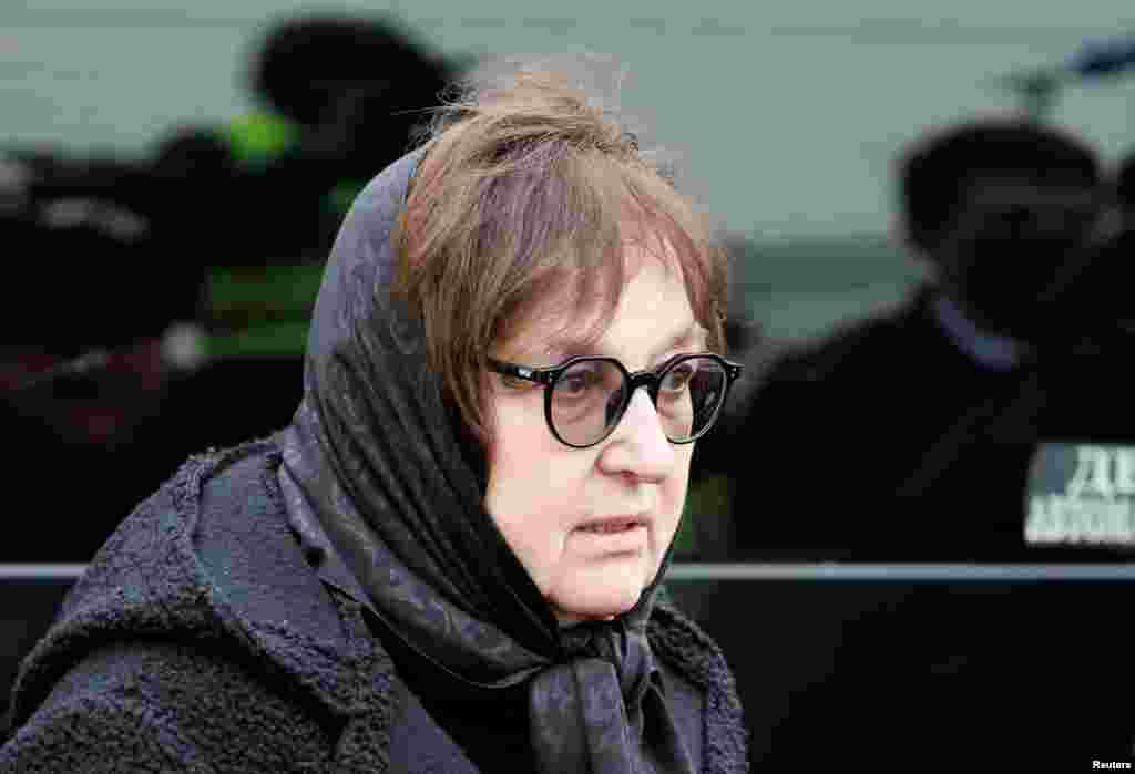 Вышедшую из храма мать Алексея Навального Людмилу Ивановну обнимали  пришедшие на прощание, ей говорили "Спасибо за сына" и просили прощения