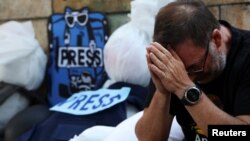 Журналисты в Кейптауне, Южноафриканская Республика, провели акцию поминовения погибших в Газе коллег. Январь 2024 года