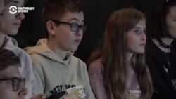 На экскурсии в Европарламент украинские подростки-беженцы примеряют на себя роль депутатов  На экскурсии в Европарламент украинские подростки-беженцы примеряют на себя роль депутатов