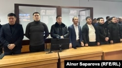 Экс-полицейские и адвокаты во время оглашения приговора по делу о пытках задержанного в Атырау