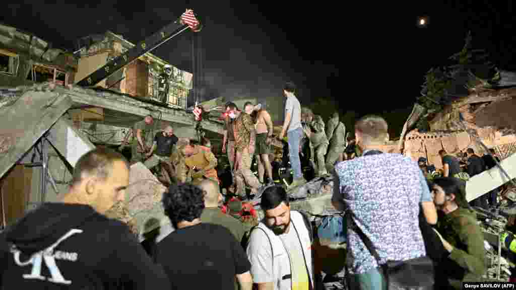 Спасатели и волонтеры вытаскивают из-под завалов людей