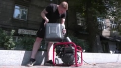 Как украинцы переживают аномальную жару без света? Пляжи, водяные рамки и свидания в магазинах  Как украинцы переживают аномальную жару без света? Пляжи, водяные рамки и свидания в магазинах