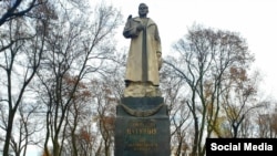 Монумент на могиле советского генерала Николая Ватутина в Киеве