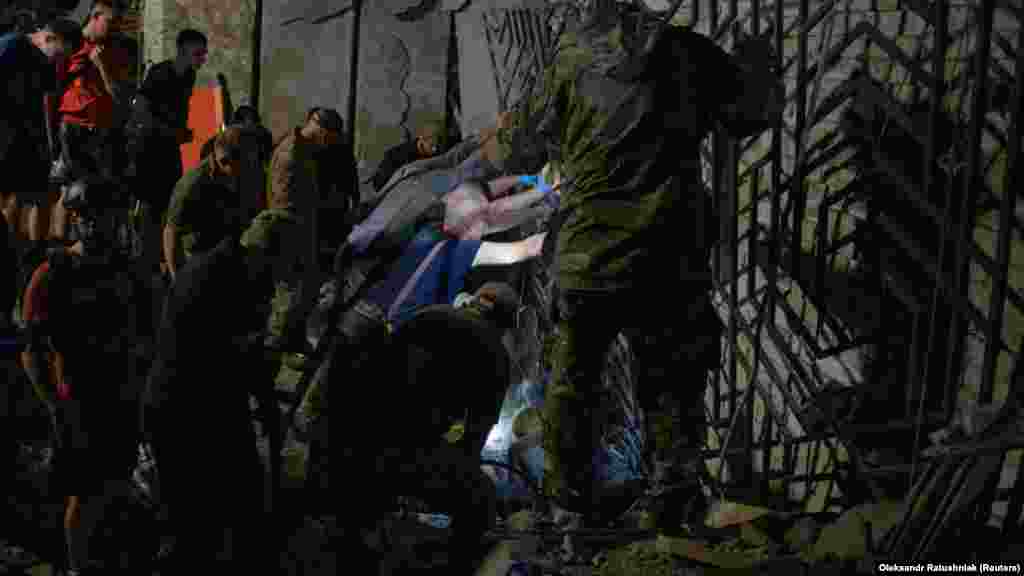 Позже ГСЧС сообщили, что из-под завалов здания спасатели извлекли тело юноши. Таким образом, количество жертв увеличилось до девяти