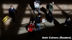 Туристы в аэропорту имени Бен Гуриона