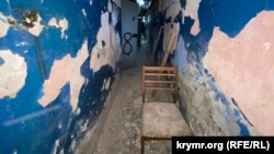 Коридор и двери камер в подвале Херсонского управления полиции