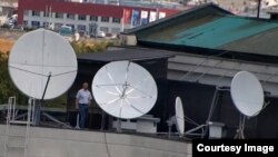 Антенны на крыше здания посольства РФ в Кишиневе, Молдова. Фото из расследования The Insider