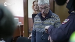 "Человек слова и чести". В России суд приговорил правозащитника Олега Орлова к 2,5 годам колонии за повторную "дискредитацию армии" РФ  "Человек слова и чести". В России суд приговорил правозащитника Олега Орлова к 2,5 годам колонии за повторную "дискредитацию армии" РФ