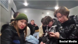 Задержанные у Тверского суда в Москве журналисты и активисты, пришедшие на объявление приговора по "Маяковскому делу", в автозаке