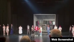 Артур Шувалов и другие актеры на сцене