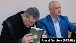 Игорь Додон (справа)