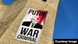 Плакат на стене музея в Нарве