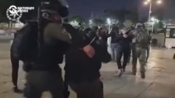 Новое обострение в Израиле: в иерусалимской мечети Аль-Акса столкновения палестинских верующих и израильской полиции Новое обострение в Израиле: в иерусалимской мечети Аль-Акса столкновения палестинских верующих и израильской полиции