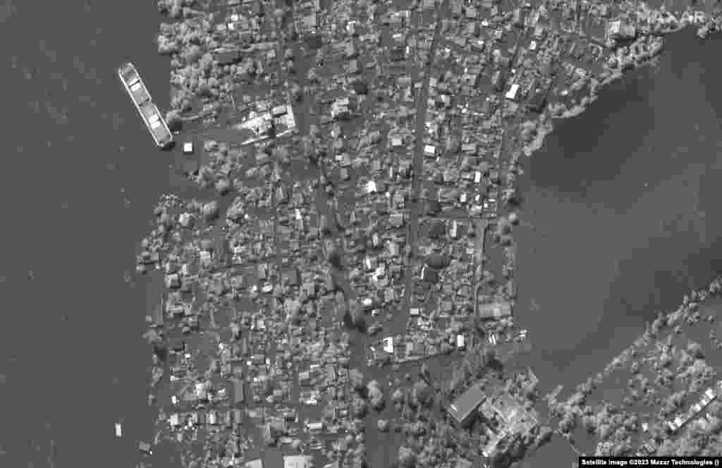 Вид на один из городов на Днепре до и после прорыва дамбы Каховской ГЭС 6 июня 2023 года. Всего затопленными в результате наводнения оказались более 80 населенных пунктов