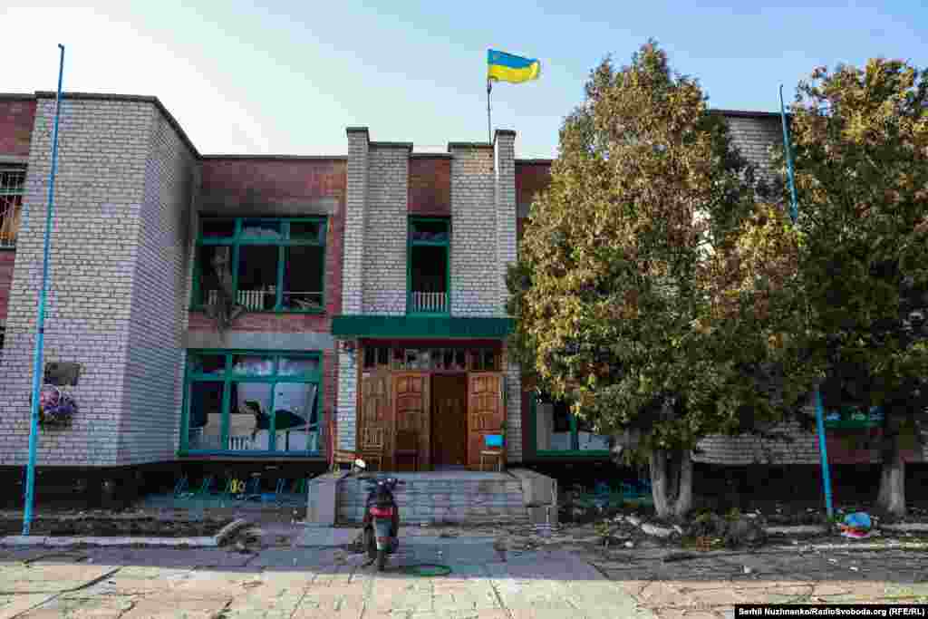 Поврежденное здание школы в недавно освобожденном селе Рудницкое, март 2022 года / Март 2024 года: здание школы не отремонтировано, хотя, по словам местных жителей, средства выделены. Детей возят на обучение в ближайшую школу за 20 километров