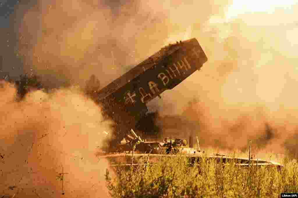 Дальность стрельбы ТОС-1A "Солнцепек" – примерно шесть километров. Комбинация интенсивного тепла, взрыва и ударной волны, создаваемых термобарической ракетой, особенно эффективны против укрепленных позиций