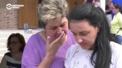 "Ползком выбрались в коридор и бежали по стеклам босиком". Жители Кривого Рога рассказывают, как пережили ракетный удар России "Ползком выбрались в коридор и бежали по стеклам босиком". Жители Кривого Рога рассказывают, как пережили ракетный удар России