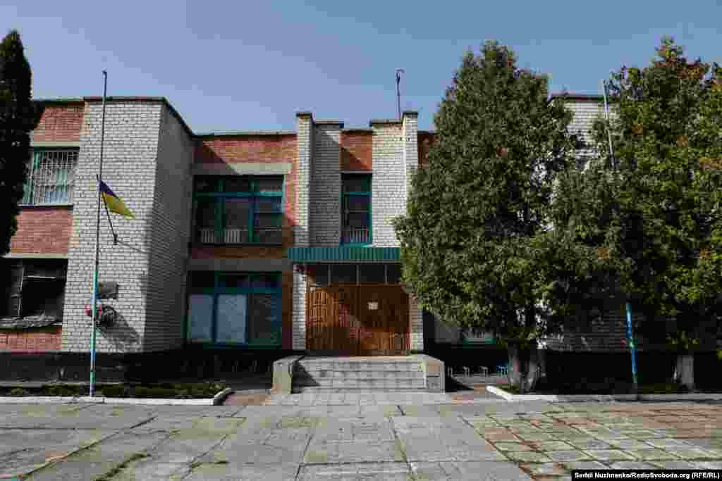 Поврежденное здание школы в недавно освобожденном селе Рудницкое, март 2022 года / Март 2024 года: здание школы не отремонтировано, хотя, по словам местных жителей, средства выделены. Детей возят на обучение в ближайшую школу за 20 километров