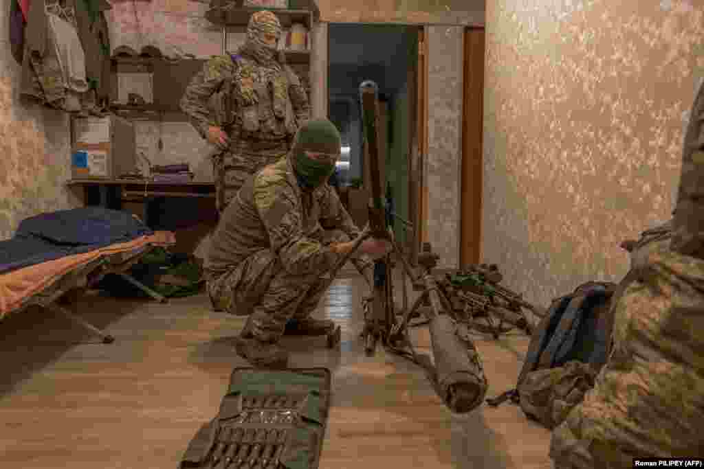 Кузя – голубоглазый военный высокого роста. Он осматривает свое оружие и отказывается говорить о том, сколько целей уничтожил. Признается, что нервничал, когда впервые по-настоящему стрелял из снайперской винтовки. Удачный выстрел произвел только с третьей попытки. С тех пор с этим проблем не было. "Не может быть никаких сомнений, когда спускаешь курок, – говорит Кузя. – Черт, он враг для меня. Это он пришел ко мне домой. Я к нему не приходил"