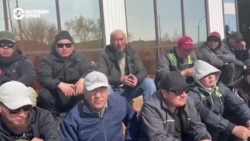 Более сотни человек пикетируют здание нефтесервисной компании "Озенмунайгаз" в казахстанском Жанаозене и требуют работу Более сотни человек пикетируют здание нефтесервисной компании "Озенмунайгаз" в казахстанском Жанаозене и требуют работу