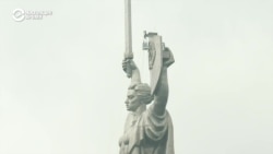 Как меняют герб на монументе "Родина-мать" в Киеве и что об этом думают киевляне  Как меняют герб на монументе "Родина-мать" в Киеве и что об этом думают киевляне