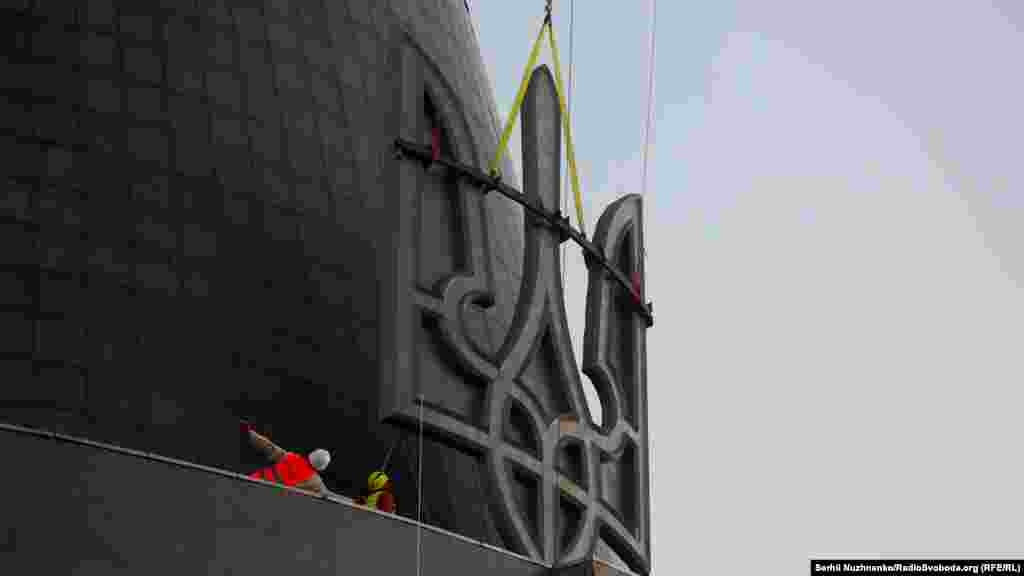 В 2022 году Минкульт провел опрос, чтобы выяснить мнение украинцев о необходимости демонтировать советский герб с памятника "Родина-мать". Более 90% высказались за, а 85% одобрили идею разместить на щите статуи украинский трезубец.