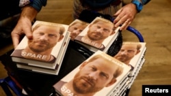 Книга мемуаров принца Гарри, которую в России выпустят в пересказе