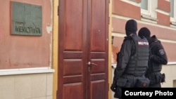 Полицейские возле офиса "Мемориала" в Москве 21 марта 2023 года