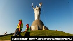 На монумент "Родина-мать" в Киеве установили трезубец: фотогалерея