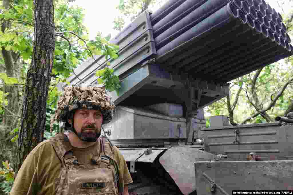 Это Андрей Старух, командир расчета БМ-21 "Град" и действующий мэр города Монастыриска на Тернопольщине. "Я второй раз на войне. Пришла повестка, воевал в 2015 году под Красногоровкой, минометная батарея. А на этот раз я сам пошел, попросил военкома, чтобы он выписал повестку. Приняли бюджет, программы социально-экономического развития, оставил хорошую команду, дальше общаемся дистанционно. Да, им без меня труднее, но это было мое решение. Мы, как артиллеристы, получаем от арт-разведки информацию о целях, которые должны накрыть. Что и делаем", – говорит Андрей Старух