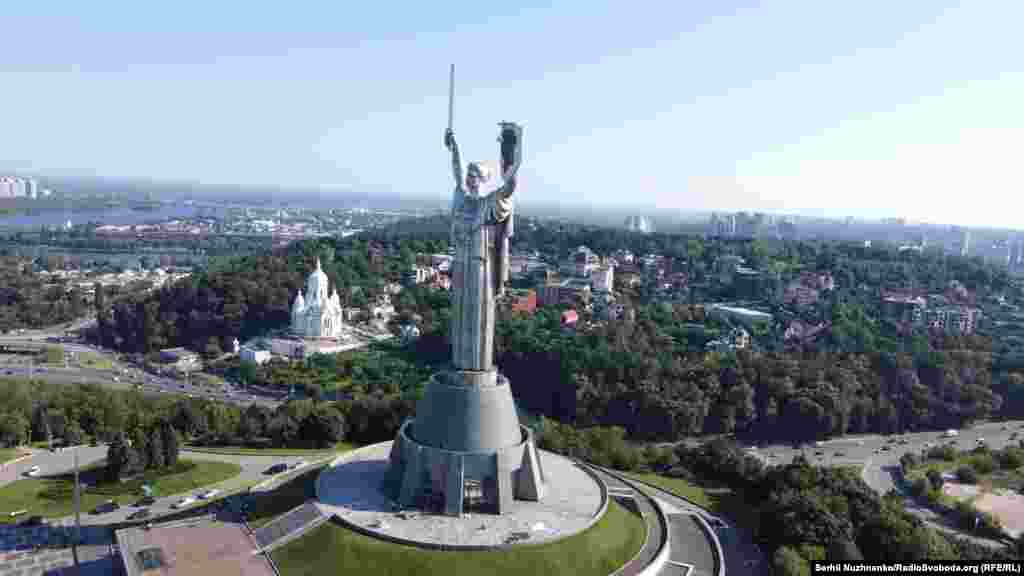 Сам монумент планируют переименовать. Вместо "Родины-матери" его хотят назвать "Украина-мать". Об этом рассказал гендиректор Музея истории Украины во Второй мировой войне Юрий Савчук.