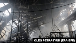 Разрушенное в результате российского ракетного удара складское помещение в Шевченковском районе Киева