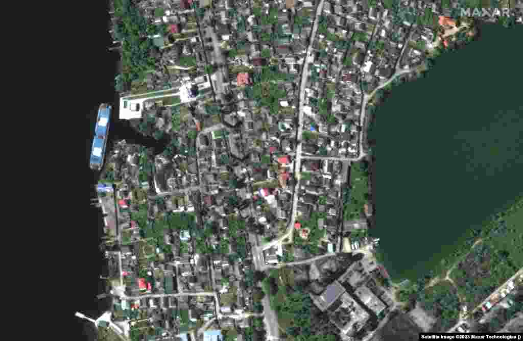 Вид на один из городов на Днепре до и после прорыва дамбы Каховской ГЭС 6 июня 2023 года. Всего затопленными в результате наводнения оказались более 80 населенных пунктов