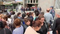 "Осталась на улице ни с чем". В Армению прибыли 70 тысяч жителей Нагорного Карабаха "Осталась на улице ни с чем". В Армению прибыли 70 тысяч жителей Нагорного Карабаха