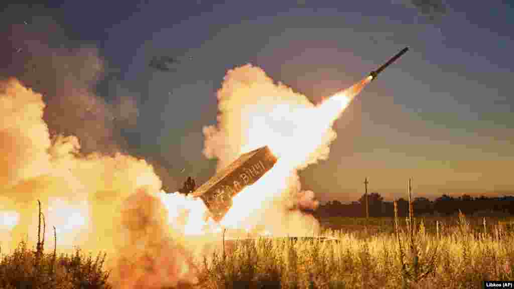 Вооруженные силы Украины ведут огонь по российским позициям вблизи Кременной в Луганской области из тяжелой огнеметной системы "Солнцепек". Эту трофейную российскую технику использует батальон ВСУ "Да Винчи"  