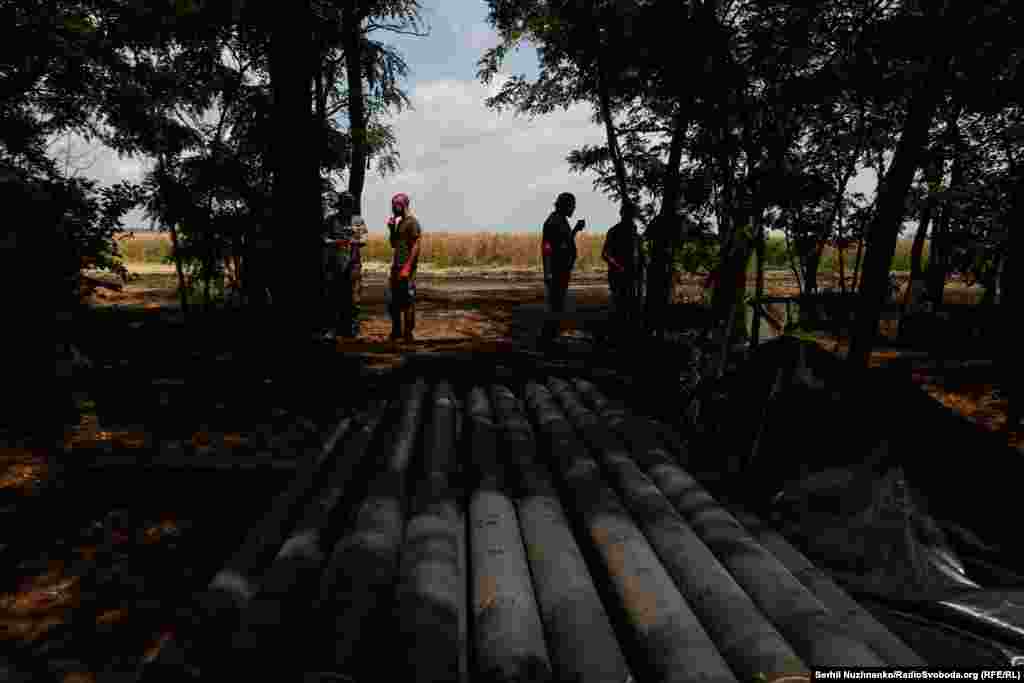 Военные пьют кофе, кто-то курит. Через несколько минут приедет БМ-21 "Град", который нужно быстро зарядить для боевой работы на одном из самых горячих направлений в Запорожье