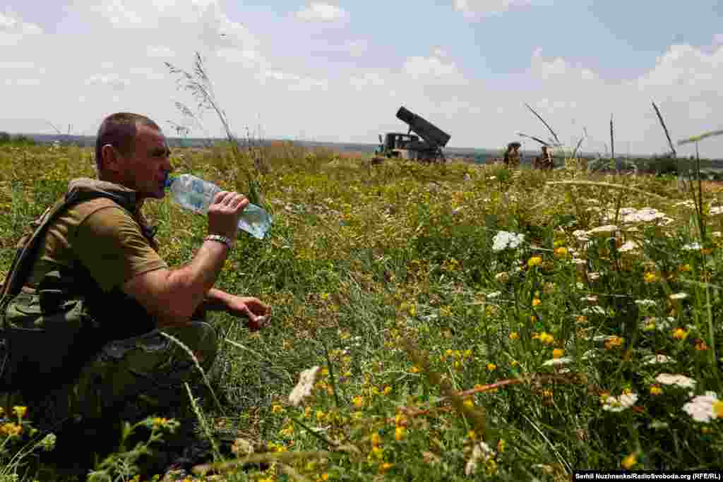 "Раньше работал водителем, а сейчас на БМ-21 нашел похожую работу", – улыбаясь, говорит Григорий. Ему 50 лет, он из Черкасской области. "А после победы детям буду помогать. У меня два сына, один воевал, после ранения, сейчас ограниченно годен", – отмечает Григорий