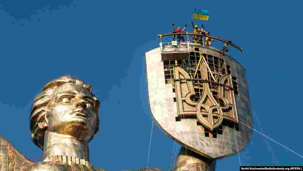 Автор герба – скульптор Алексей Пергаменщик. "С середины мая я почти не спал, почти не ел и не видел семью. Постоянно занимался, общался с автором герба, который был утвержден на законодательном уровне в 1992 году. Мы с ним общались, как геральдически правильно изобразить герб на скульптуре. Абсолютно ничего не меняли в плане пропорций самого герба: все радиусы, углы и все соотношения идентичны тем, которые прописаны в Конституции", – рассказал скульптор изданию "Страна".