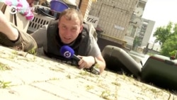 "Держитесь, без паники, эвакуация будет". Несмотря на российские обстрелы, в затопленных районах Херсона продолжается спасательная операция "Держитесь, без паники, эвакуация будет". Несмотря на российские обстрелы, в затопленных районах Херсона продолжается спасательная операция