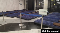 Зона отдыха для украинцев, ожидающих фильтрации для въезда в Россию, в аэропорту Шереметьево