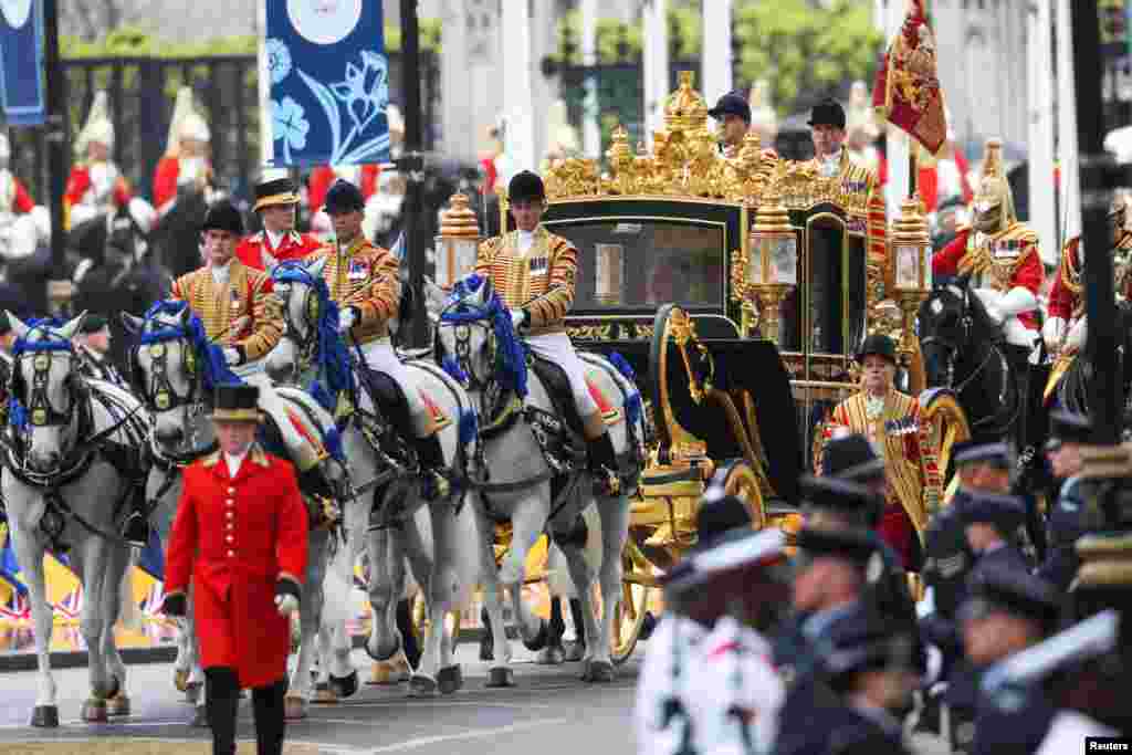 Карета приезжает в Вестминстерское аббатство, где проходила церемония коронации 