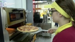 Как живет мелкий бизнес в прифронтовых городах Донецкой области. Репортаж Настоящего Времени Как живет мелкий бизнес в прифронтовых городах Донецкой области. Репортаж Настоящего Времени