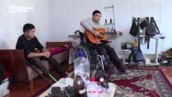 У Белека нет ног, Рустам прикован к коляске, но они работают: лежа шьют изделия из кожи У Белека нет ног, Рустам прикован к коляске, но они работают: лежа шьют изделия из кожи