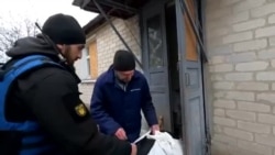 Волонтеры эвакуируют жителей сел Купянского района из-за постоянных российских обстрелов. Репортаж Настоящего Времени Волонтеры эвакуируют жителей сел Купянского района из-за постоянных российских обстрелов. Репортаж Настоящего Времени