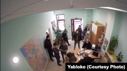 ОМОН и Центр "Э" в псковском "Яблоке" 5 марта 2022 года