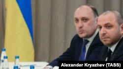 Денис Киреев (слева) на переговорах с Россией в Гомельской области